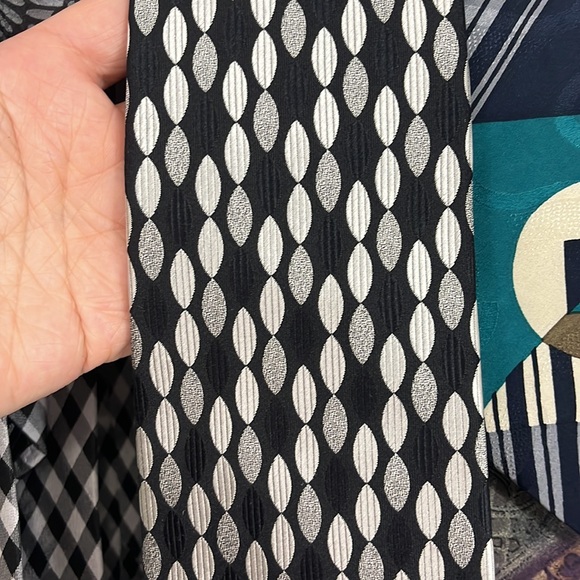 Lot of 7 Men's Ties - Vintage, Novelty, Abstract Patterns, Plaid - Picture 13 of 16